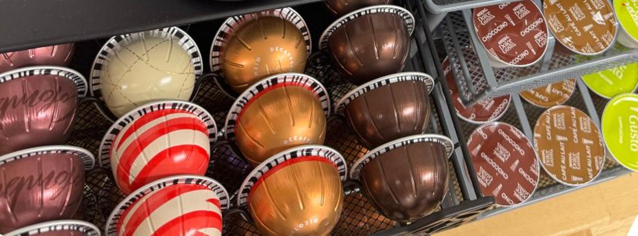 カフェコーナーには、かわいいマグカップが映える☕️